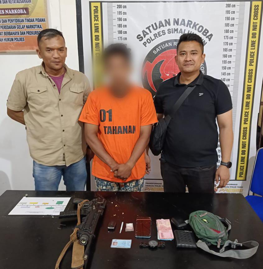 pelaku ketika diamankan petugas kepolisian.(Istimewa)