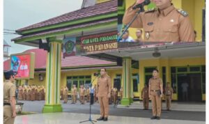 Wakil Wali Kota Padangsidimpuan Harry Pahlevi saat memimpin Apel Gabungan ASN dan Non ASN di Lingkungan Pemko Padangsidimpuan di hari pertama masuk kerja usai dilantik, Senin (24/2-25). Foto : Kolase, BP/Ist
