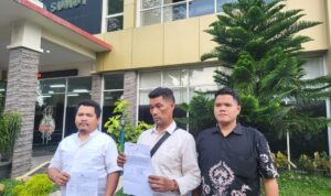 orang tua Rita (tengah) didampingi pengacaranya.(Istimewa).