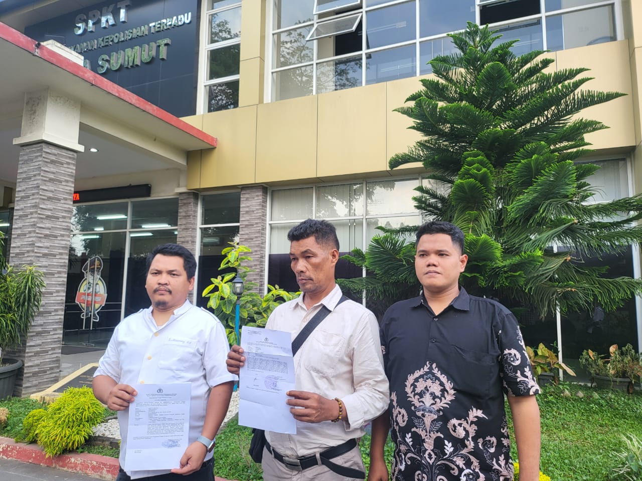 orang tua Rita (tengah) didampingi pengacaranya.(Istimewa).