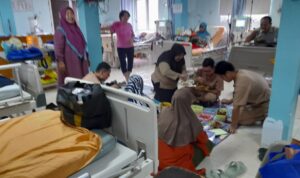 Foto bersama keluarga dan pasien serta perawat unit hd RSi.Malahayati Medan