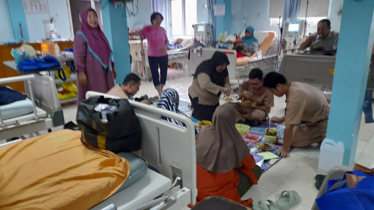 Foto bersama keluarga dan pasien serta perawat unit hd RSi.Malahayati Medan