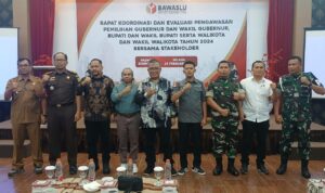 Ketua Bawaslu Sumut M Aswin Diapari foto bersama dengan Forkopimda dan Narasumber usai pembukaan Rakor dan Evaluasi Pengawasan Pilkada 2024 di Aula Mega Permata Hotel Kota Padangsidimpuan. Selasa (25/2-25). Foto : BP/Ist