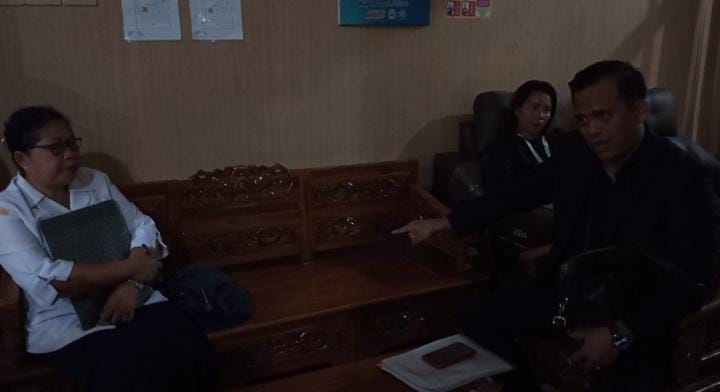 Tiopan Tarigan SH anak pasien sedang berkomunikasi dengan dokter di RS Djoelham Binjai.(Istimewa).