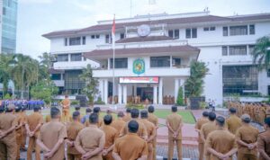 Wali Kota Medan Rico Tri Putra Bayu Wass saat memimpin apel Bersama di Balai Kota Medan. BP/erwan