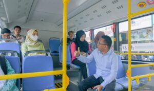 Wakil Wali Kota Medan Zakiyudin Harahap saat menggunakan bus listrik. BP/erwan
