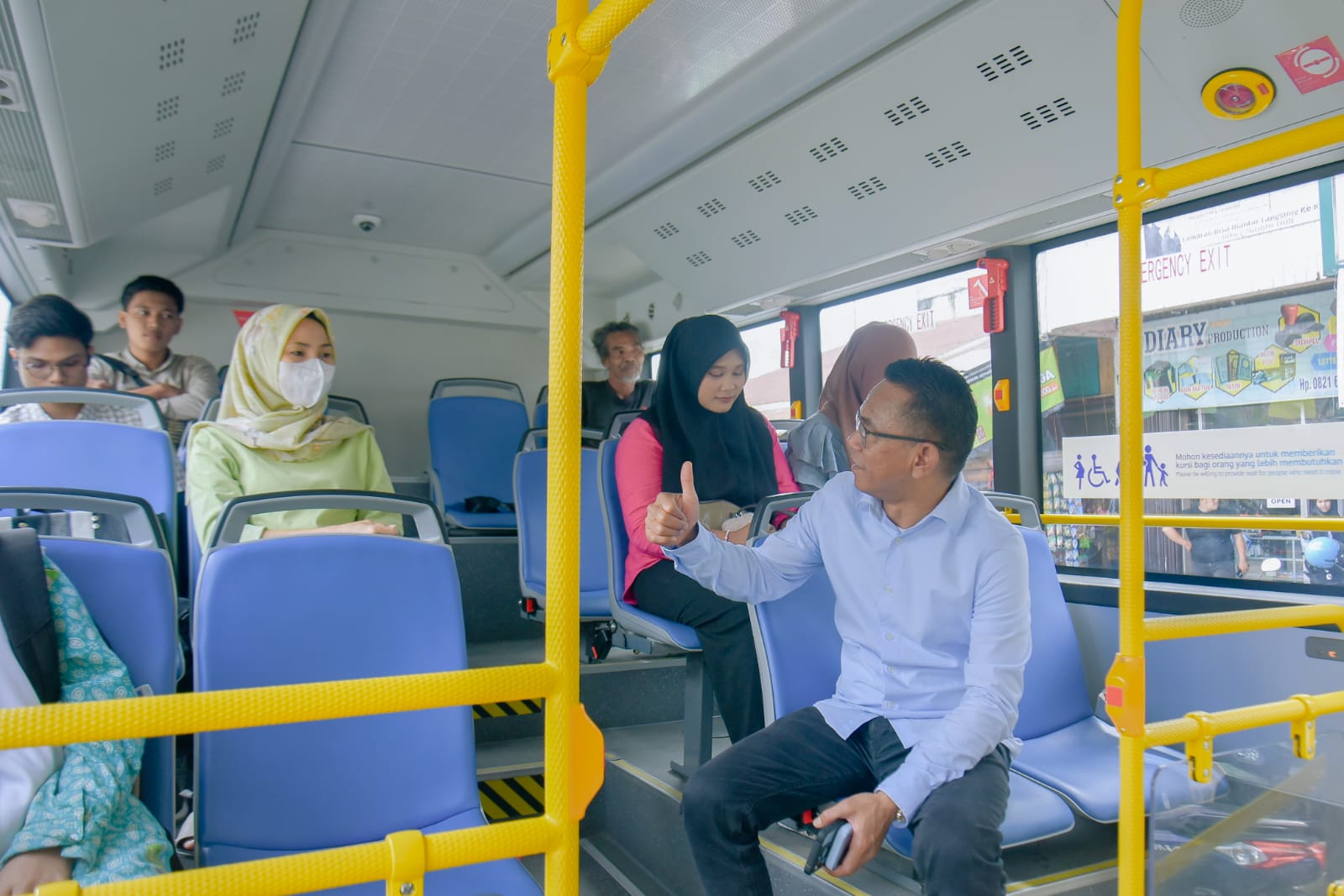 Wakil Wali Kota Medan Zakiyudin Harahap saat menggunakan bus listrik. BP/erwan
