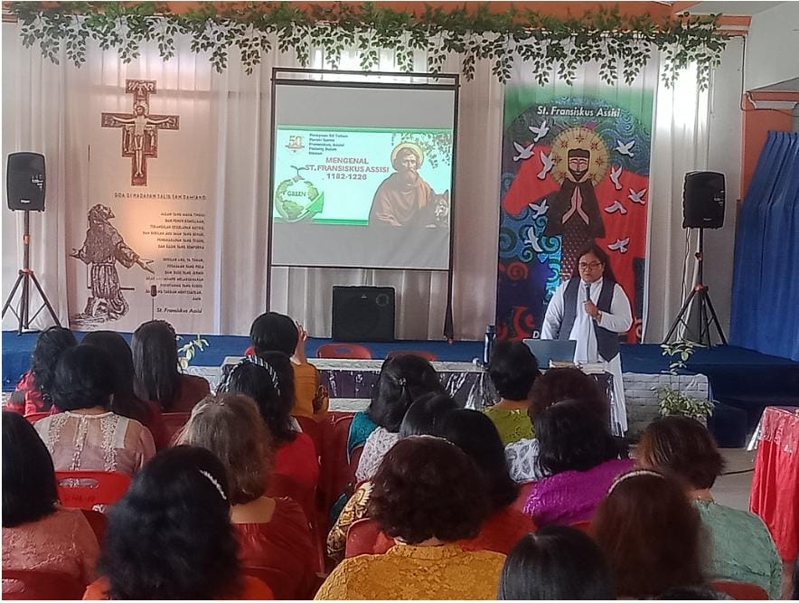 Sr. Maria Immaculata Silalahi, SFD. menjadi pembicara Seminar St. Fransiskus Assisi.
