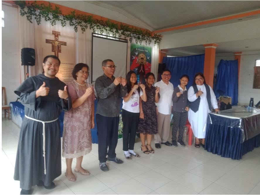 Umat Stasi St. Theresia yg memenangkan Kuis dari hasil Nobar Seminar.