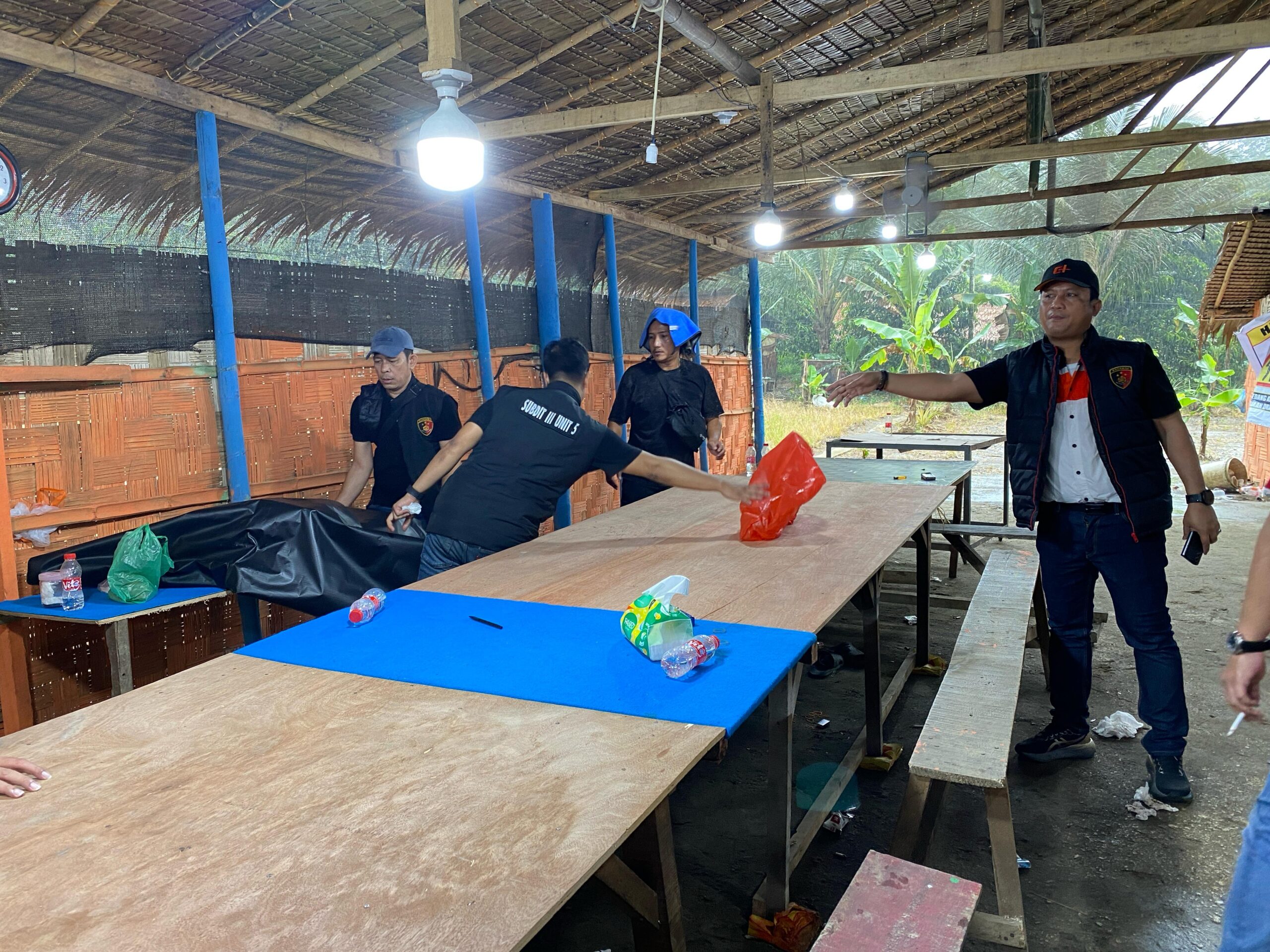 Petugas kepolisian ketika berada dilokasi.(Istimewa)