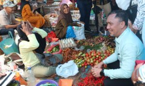 Sekdakab Tapsel Sofyan Adil saat melakukan Sidak jelang bulan Ramadhan 1446 H/2025 M di Pasar Sipirok Tapsel, Kamis (27/2-25). Foto : BP/Ist