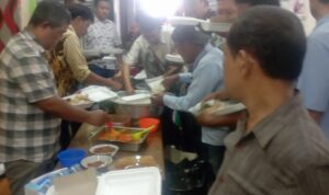 Bagian penertiban, kebersihan dan perawatan PUD Pasar gelar makan bersama menyambut Ramadhan 1446 H di Lantai II Pasar Petisah Medan, Kamis (27/2/2025). BP/erwan