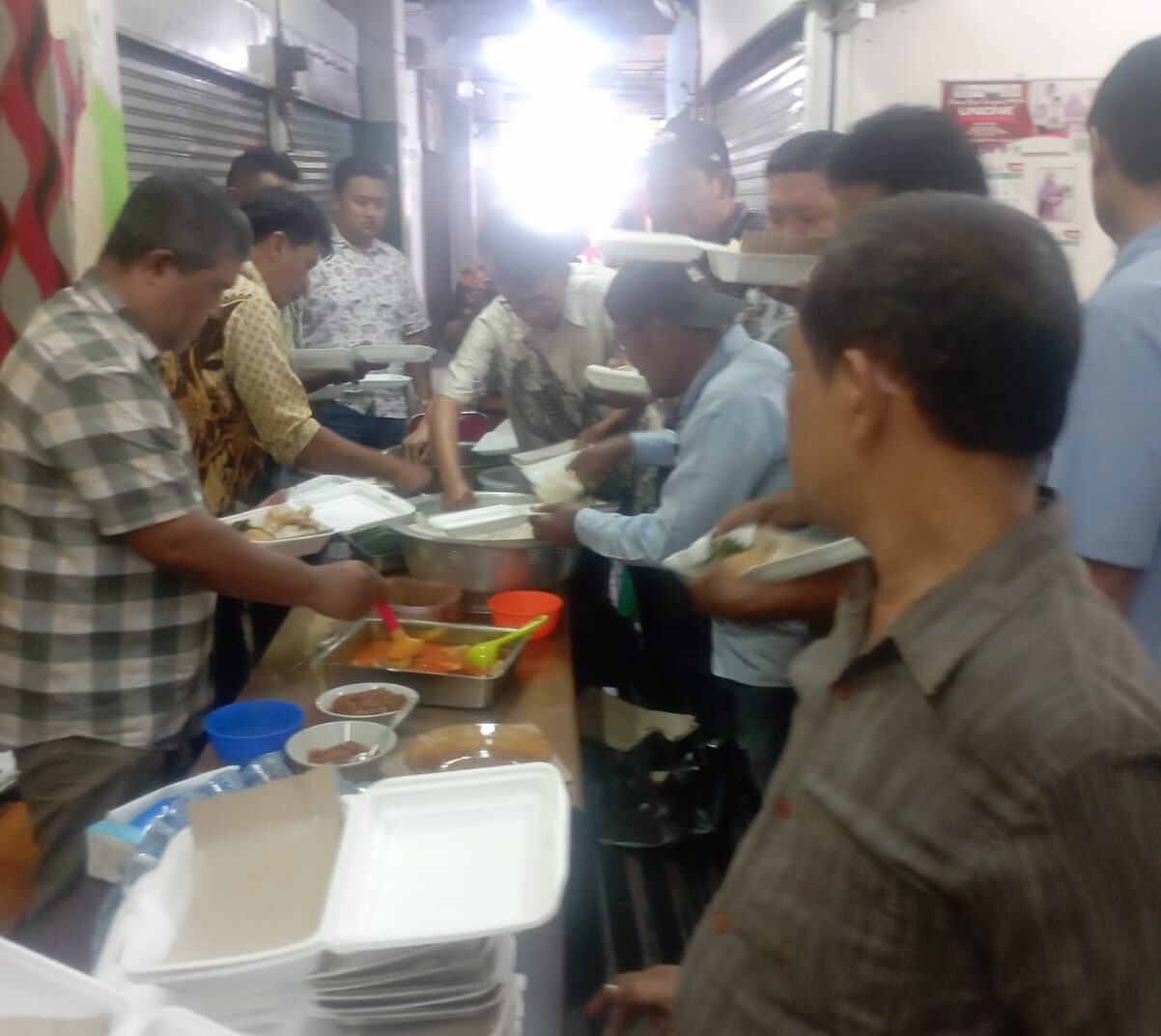 Bagian penertiban, kebersihan dan perawatan PUD Pasar gelar makan bersama menyambut Ramadhan 1446 H di Lantai II Pasar Petisah Medan, Kamis (27/2/2025). BP/erwan