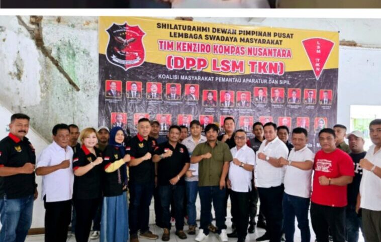 Ketua DPP LSM TKN Adi Lubis (kiri) saat menyerahkan mandat kepada Rukun Sembiring. BP/erwan