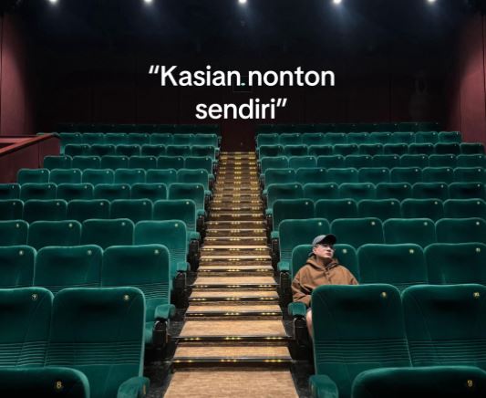 Nonton Bioskop Sendirian, TikToker Ini Kaget Lihat Penampakan Pocong!