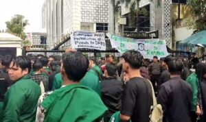 Mahasiswa Unisu Gelar Aksi "Indonesia Gelap" di Depan DPRD Sumut