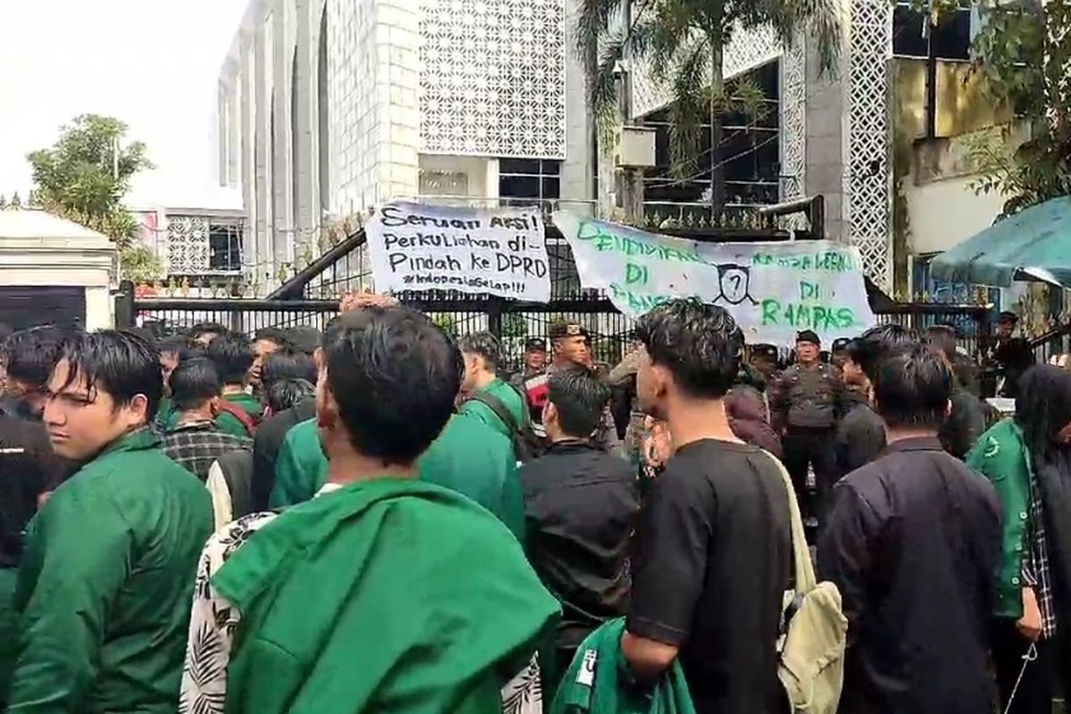 Mahasiswa Unisu Gelar Aksi "Indonesia Gelap" di Depan DPRD Sumut