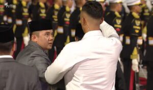 Sekretaris-Kabinet-Mayor-Teddy-Indra-Wijaya-menegur-anggota-Paspampres-yang-sedang-memayungi-Presiden-Prabowo.jpg