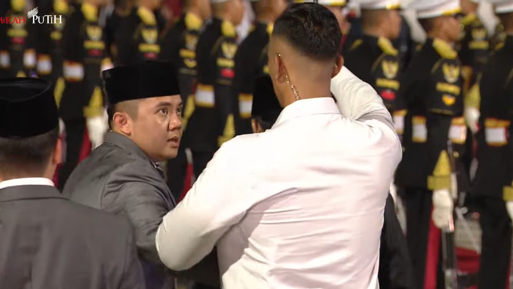 Sekretaris-Kabinet-Mayor-Teddy-Indra-Wijaya-menegur-anggota-Paspampres-yang-sedang-memayungi-Presiden-Prabowo.jpg