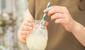 Benarkah Minum Air Es Saat Haid Menyebabkan Kista? Ini Faktanya!