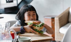 Hukum Tidak Sengaja Makan Saat Puasa, Apakah Batal?