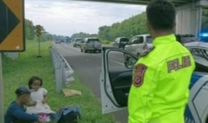 Bapak-Anak dari Aceh Hendak Mudik ke Indramayu, Ditelantarkan Bus di Tol Cipali