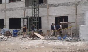 Pihak kepolisian melakukan olah TKP lanjutan di proyek pembangunan gedung RS PKU Muhammadiyah Blor