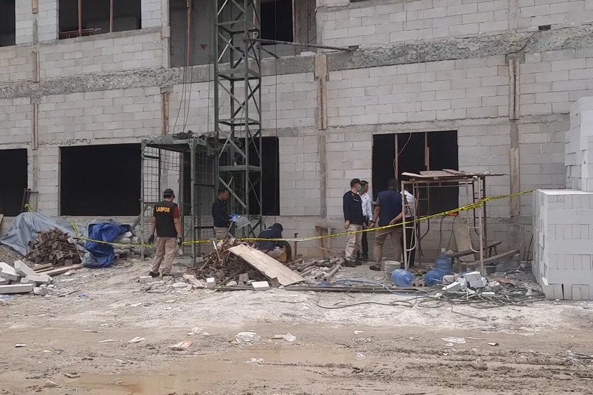 Pihak kepolisian melakukan olah TKP lanjutan di proyek pembangunan gedung RS PKU Muhammadiyah Blor