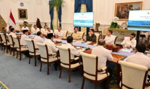 Presiden RI Prabowo Subianto rapat bersama sejumlah menteri terkait Koperasi Desa (Kopdes) Merah Putih
