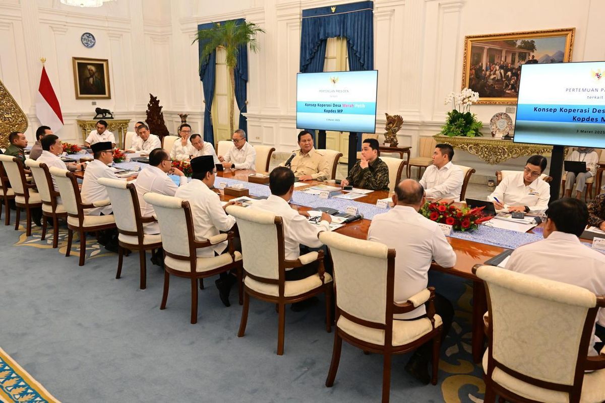 Presiden RI Prabowo Subianto rapat bersama sejumlah menteri terkait Koperasi Desa (Kopdes) Merah Putih