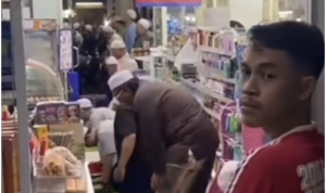 Warga Salat Tarawih di Dalam Minimarket