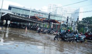 Lumpur menumpuk pasca banjir di sekitar parkiran motor Stasiun Bekasi, Bekasi Barat