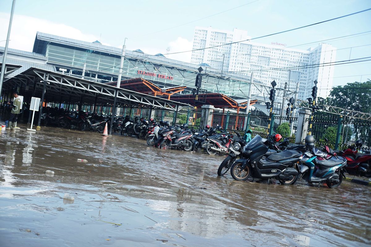 Lumpur menumpuk pasca banjir di sekitar parkiran motor Stasiun Bekasi, Bekasi Barat