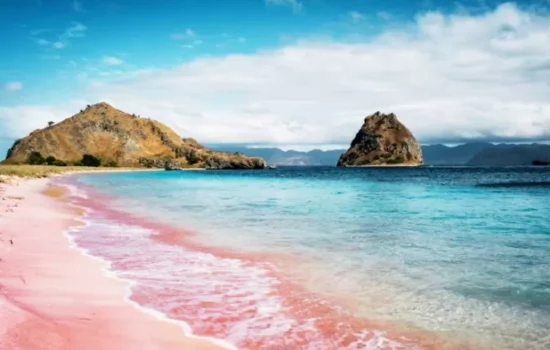 10 Pantai Terindah di Indonesia yang Wajib Dikunjungi