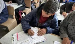 Para siswa mempersiapkan diri untuk ujian masuk sekolah menengah atas sedang belajar di Sekolah Menengah Atas Muscat