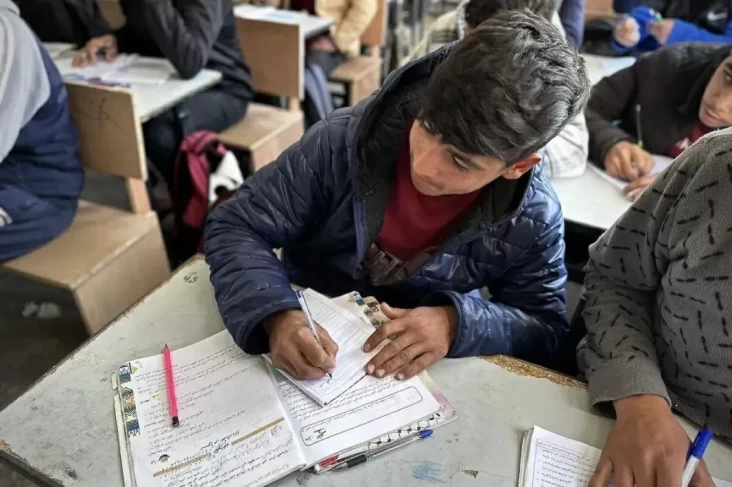 Para siswa mempersiapkan diri untuk ujian masuk sekolah menengah atas sedang belajar di Sekolah Menengah Atas Muscat