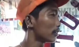 Tangkapan layar dari video pria tagih THR ke tukang cukur di Cilandak, Jakarta Selatan