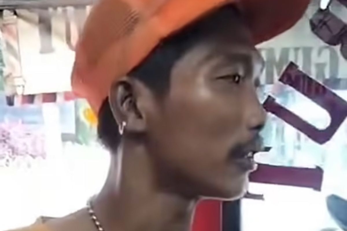 Tangkapan layar dari video pria tagih THR ke tukang cukur di Cilandak, Jakarta Selatan