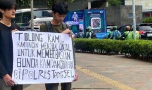 Aksi Farrel dan Nayaka hendak menjual ginjal untuk membebaskan sang ibu yang ditahan polisi di kawasan Bundaran Hotel Indonesia