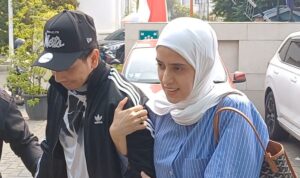 Artis peran Sonny Septian (kiri) dibantu istrinya, Fairuz A Rafiq saat hendak check up di RS Abdi Waluyo,