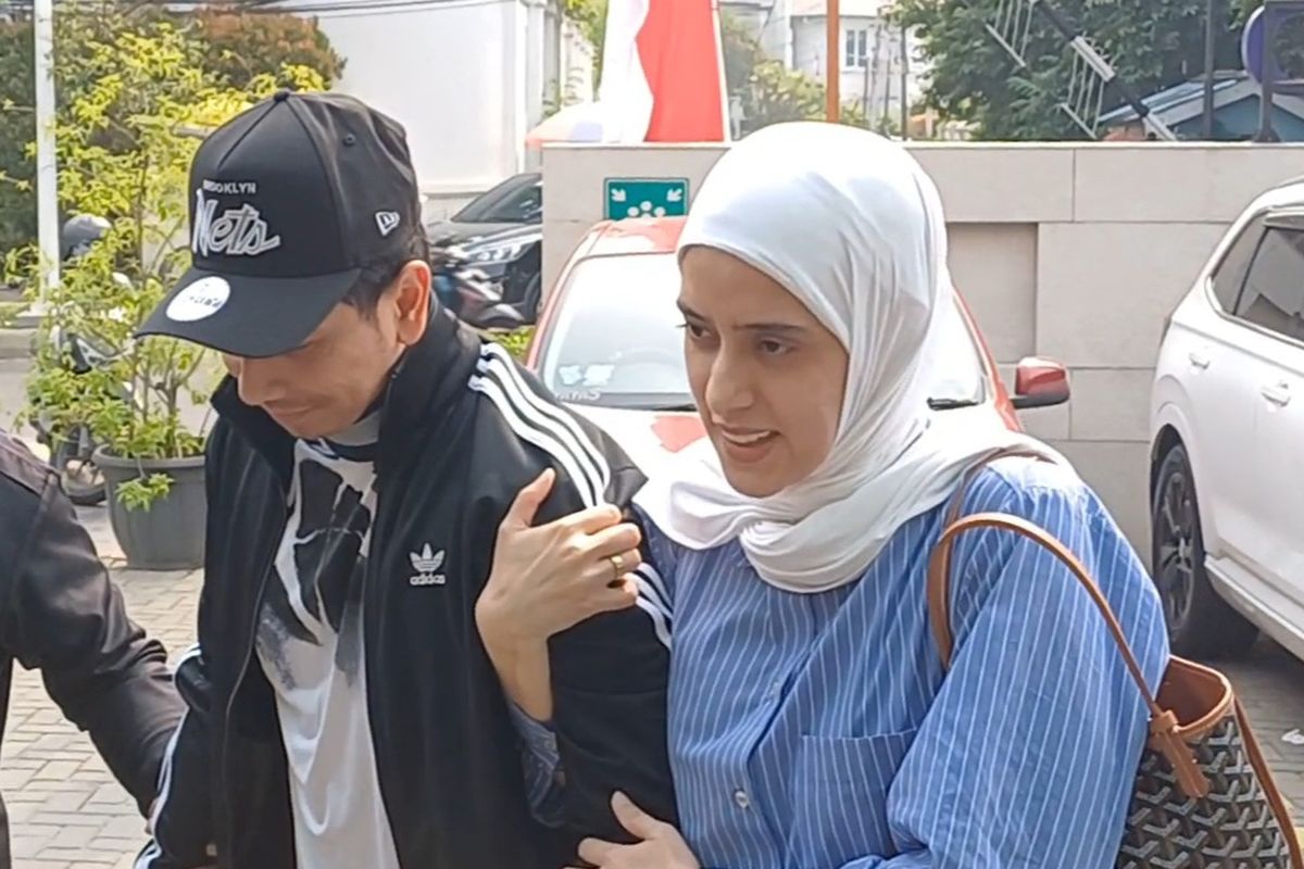 Artis peran Sonny Septian (kiri) dibantu istrinya, Fairuz A Rafiq saat hendak check up di RS Abdi Waluyo,