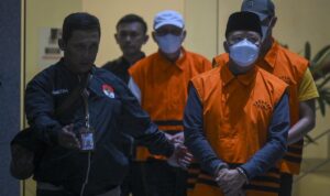 Petugas menggiring Gubernur Bengkulu Rohidin Mersyah