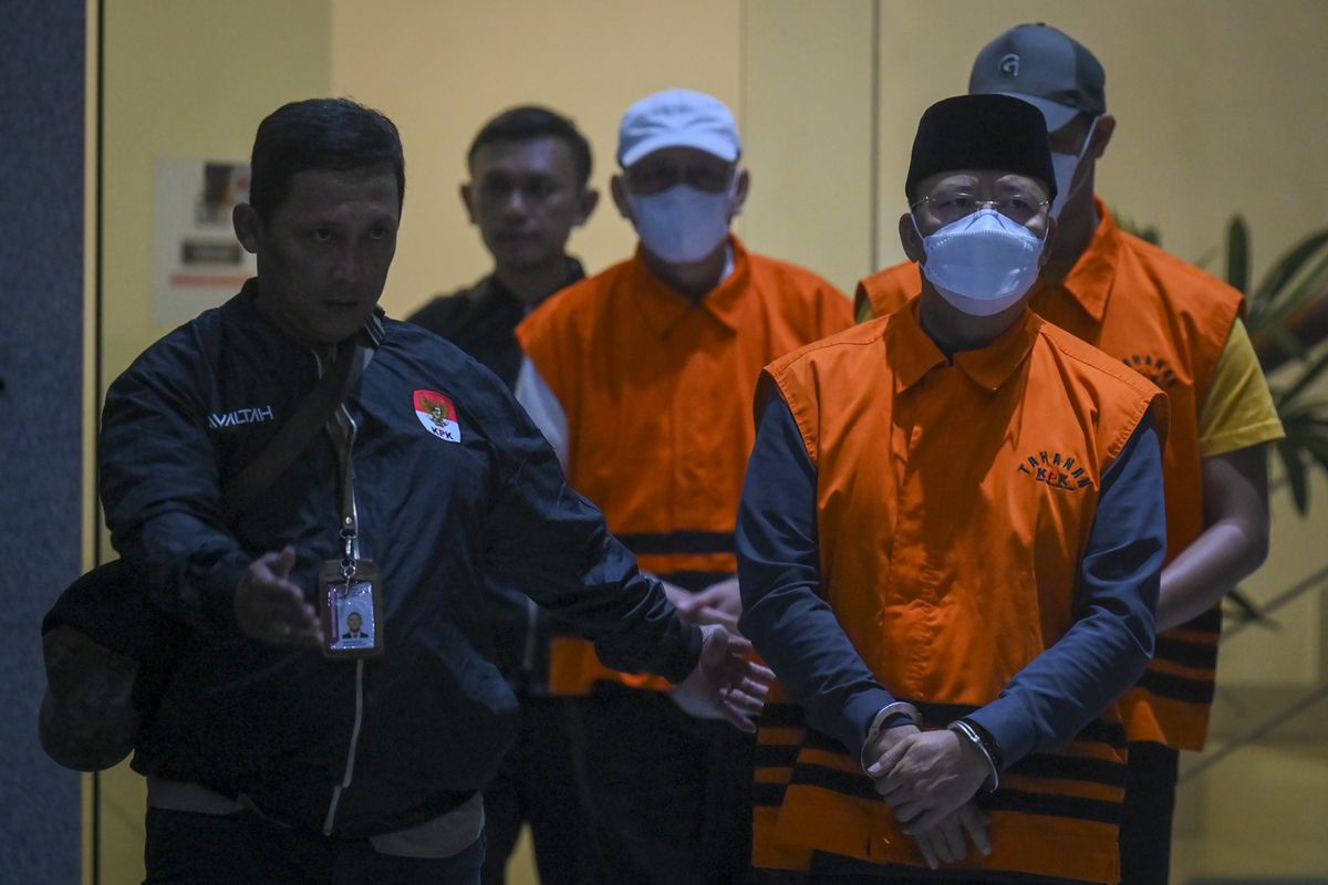 Petugas menggiring Gubernur Bengkulu Rohidin Mersyah