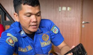 Sandi Butar Butar petugas pemadam kebakaran (Damkar) Depok.