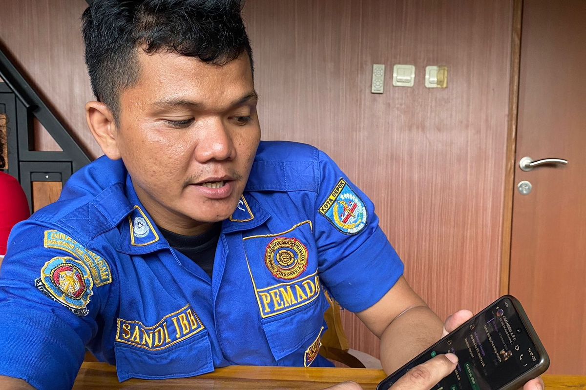 Sandi Butar Butar petugas pemadam kebakaran (Damkar) Depok.