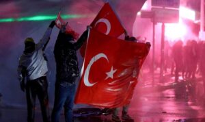 Orang-orang yang membawa bendera Turki ikut serta dalam aksi protes pada hari Wali Kota Istanbul