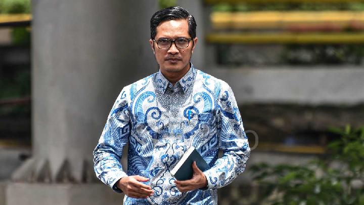Pengacara Febri Diansyah, datang memenuhi panggilan untuk diperiksa di Gedung Merah Putih KPK, Jakarta, 27 Maret 2025.