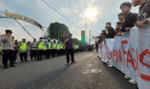 Mahasiswa menggelar demonstrasi menolak revisi UU TNI di depan markas Kodim