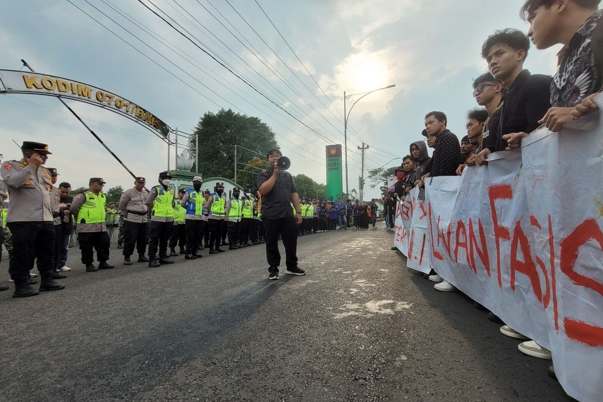 Mahasiswa menggelar demonstrasi menolak revisi UU TNI di depan markas Kodim