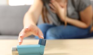 Ilustrasi inhaler untuk meredakan gejala serangan asma.